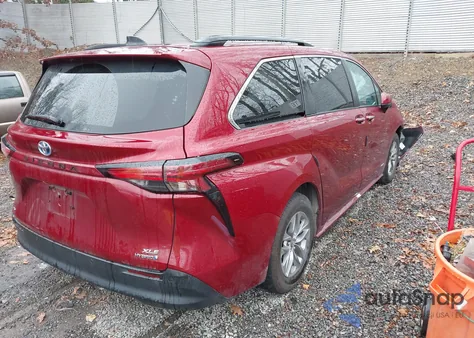 2021 Toyota Sienna Xle z USA, uszkodzony, nr VIN 5TDJSKFCXMS014664